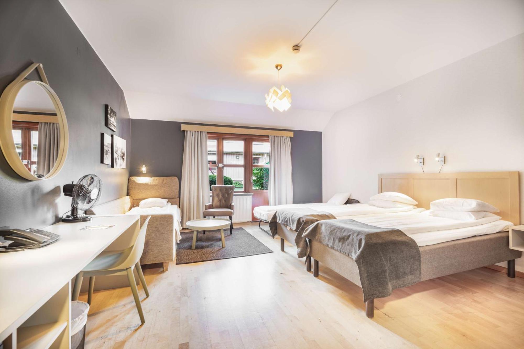 Camera Familiare Doppia con Letti Singoli con Divano-Letto e Letto Pieghevole